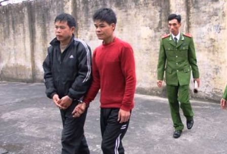 Bắt 4 đối tượng đang vận chuyển, tàng trữ 2 bánh heroin - 1 Hai đối tượng Hoàng Văn Tuấn và Tô Văn Được.