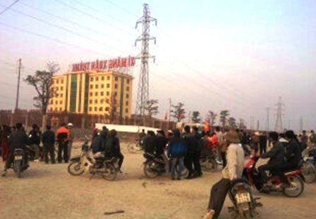 Hàng trăm người tập trung trước cổng nhà máy.