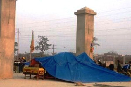 Nhiều người còn mang cả quan tài dựng ngay trước cổng.