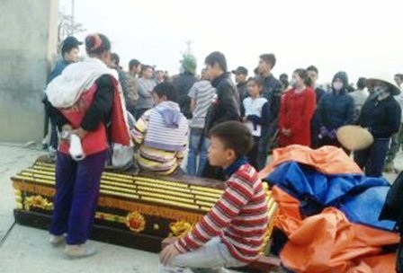 Nhiều người còn mang cả quan tài dựng ngay trước cổng.