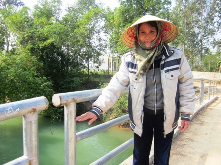 Niềm vui trên cây cầu Dân trí ngày đầu năm