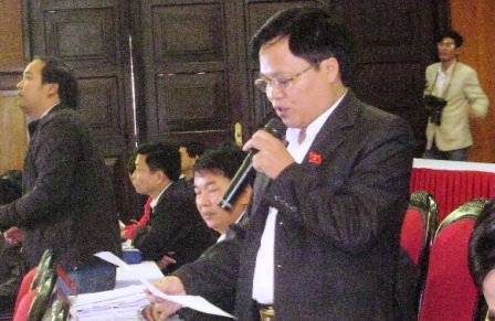 Đại biểu Nguyễn Văn Hùng nêu câu hỏi về phương án đảm bảo sức khỏe cho người dân.