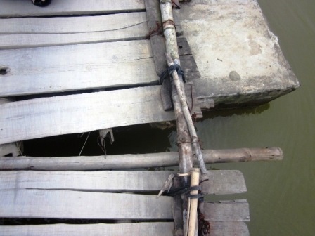 Hàng trăm học sinh “liều mình” qua cầu phao cũ nát