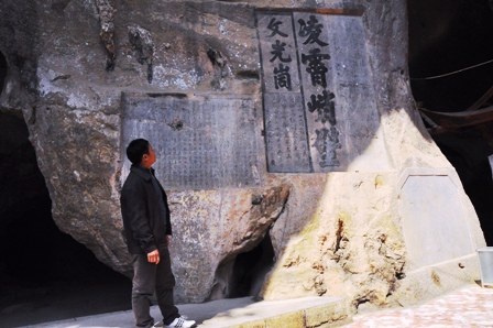  Trên vách đá còn lưu giữ rất nhiều bút tích thành văn hiếm hoi.