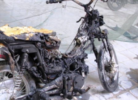 Chiếc xe máy bị đốt cháy trụi.