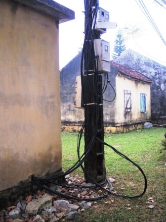  Một cây cột nằm ngay bên trạm điện với đủ thứ dây điện nằm cả xuống đất rất nguy hiểm.