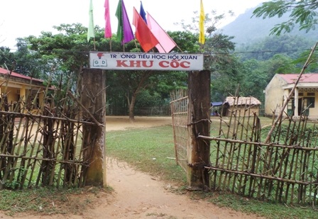 Hơn 1.000 học sinh chậm được nhận gạo hỗ trợ học tập