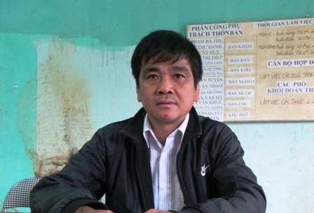 Ông Lữ Đình Bưu, Phó chủ tịch UBND xã Hồi Xuân trao đổi với PV.