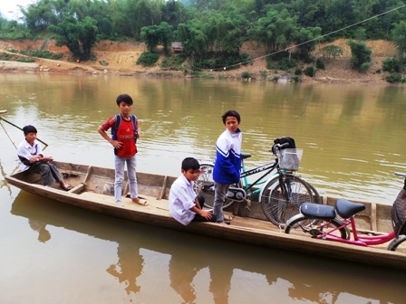 Việc đi lại của học sinh rất vất vả.