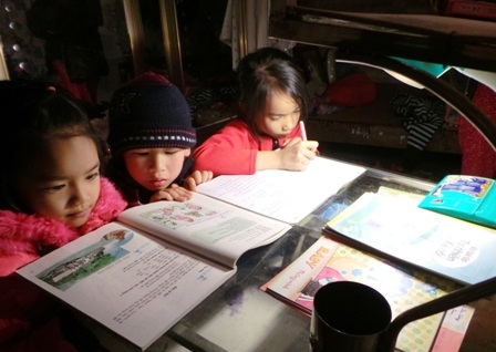 Sau tiếng trống, hàng trăm học sinh trong cả xã ngồi vào bàn học ngay.