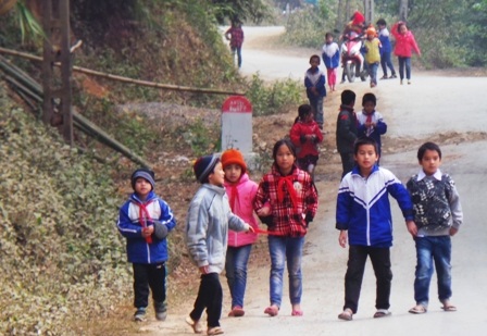 Học sinh miền núi đi học trong điều kiện giá rét.