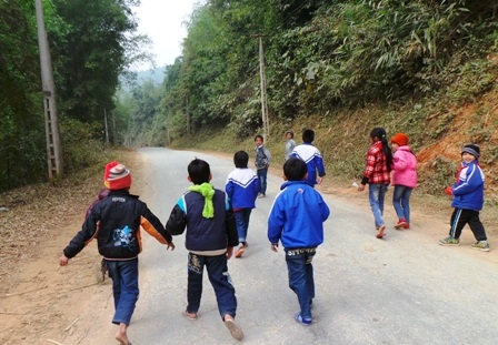 Học sinh miền núi đi học trong điều kiện giá rét.