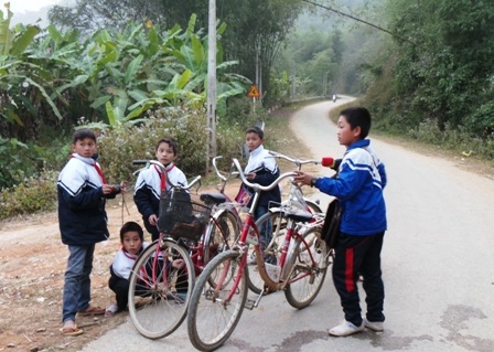 Trời lạnh quá các em phải dừng chân lại nghỉ.