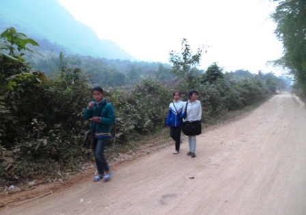 Nhiều em phải đi bộ hàng chục km đến trường trong thời tiết lạnh.