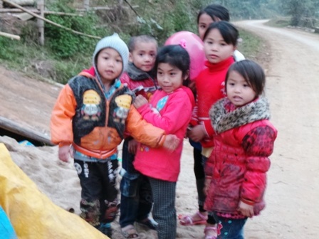 Dù trời rét nhưng các em vẫn chăm chỉ đến lớp.