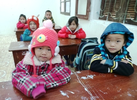 Dù trời rét nhưng các em vẫn chăm chỉ đến lớp.