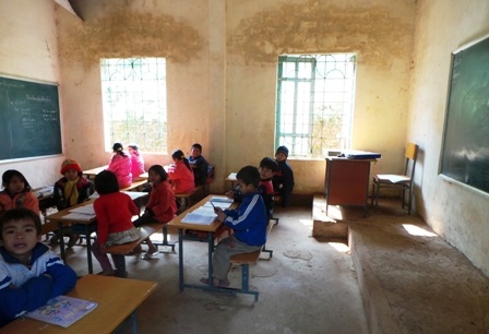 Có những học sinh đi chân trần trong những ngày giá rét đến trường.