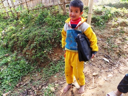 Có những học sinh đi chân trần trong những ngày giá rét đến trường.