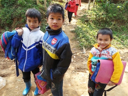 Hàng ngày, bố mẹ lên nương, nếu không đến trường thì hay ra sông, ra suối chơi rất nguy hiểm.