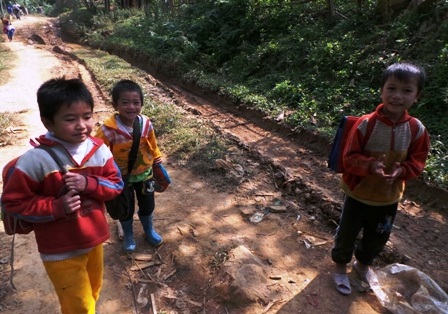 Hàng ngày, bố mẹ lên nương, nếu không đến trường thì hay ra sông, ra suối chơi rất nguy hiểm.