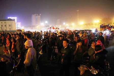 Dù thời tiết lạnh giá, nhưng hàng trăm người dân vẫn ra đường chào đón năm mới.