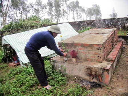  Ngôi mộ thứ 3 đang được tiến hành chôn cất xác các thai nhi.