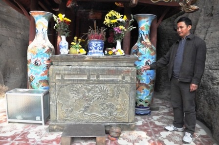  Bàn thờ bằng đá cũng có từ rất lâu đời và được chạm trỗ rất tinh xảo.