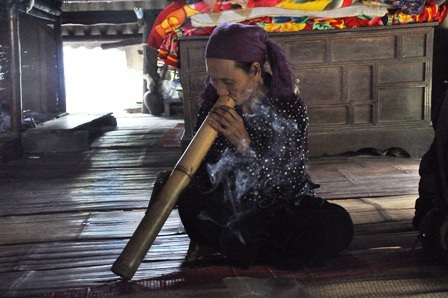  Bà Kiểu “rít” hơi thuốc lào tự hào nói về chồng mình.