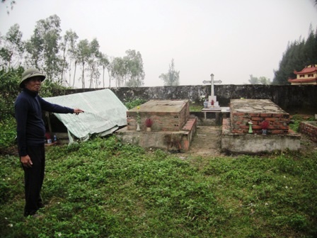 Ba ngôi mộ đặc biệt nằm trong góc nghĩa trang...