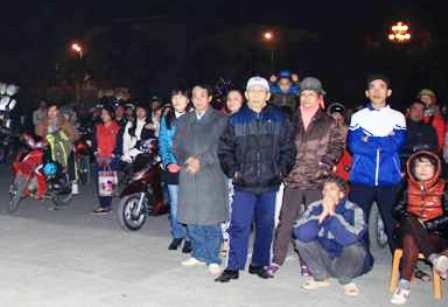 Dù thời tiết lạnh giá, nhưng hàng trăm người dân vẫn ra đường chào đón năm mới.