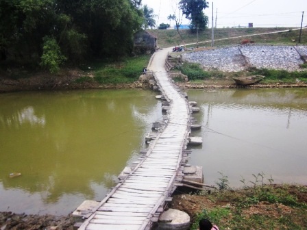 Hàng trăm học sinh “liều mình” qua cầu phao cũ nát