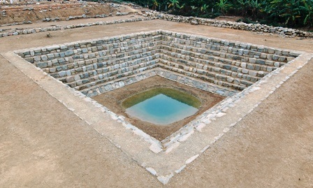 Giếng vua, được phát hiện năm 2009, tại khu vực đàn tế Nam Giao, cách Thành nhà Hồ khoảng 2km.