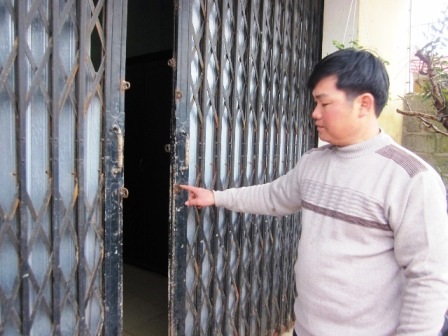 Trộm đột nhập nhà thầy giáo “cuỗm” hơn 100 triệu - 3 Nơi đặt chiếc tivi tại phòng khách của gia đình chỉ còn lại chỗ trống.