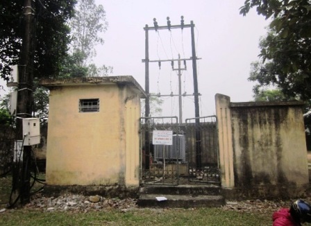  Một cây cột nằm ngay bên trạm điện với đủ thứ dây điện nằm cả xuống đất rất nguy hiểm.