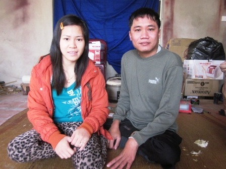 Vợ chồng cử nhân khuyết tật về quê bán hàng rong mưu sinh - 4 Đôi vợ chồng “cử nhân khuyết tật” Khương Hữu Hậu và Nguyễn Thị Hiền.