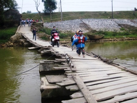 Hàng trăm học sinh “liều mình” qua cầu phao cũ nát - 5 Hàng trăm học sinh “liều mình” qua cầu phao cũ nát