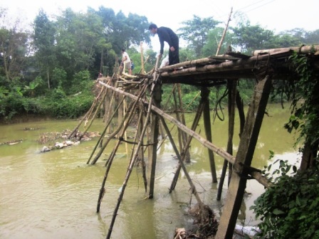 Cầu mục nát “cõng” hàng trăm lượt người mỗi ngày - 4 Những mố cầu được buộc bằng dây thép mềm đang bị bong ra, cầu có thể sập bất cứ lúc nào.