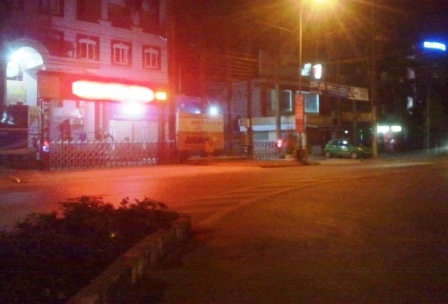 Đường phố vắng người qua lại.