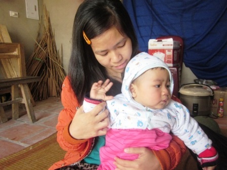 Vợ chồng cử nhân khuyết tật về quê bán hàng rong mưu sinh - 5 Hai vợ chồng chị Hiền hạnh phúc với đứa con trai kháu khỉnh.