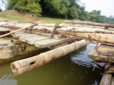 Hàng trăm học sinh “liều mình” qua cầu phao cũ nát - 3 Hàng trăm học sinh “liều mình” qua cầu phao cũ nát