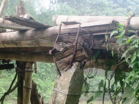 Cầu mục nát “cõng” hàng trăm lượt người mỗi ngày - 5 Những mố cầu được buộc bằng dây thép mềm đang bị bong ra, cầu có thể sập bất cứ lúc nào.