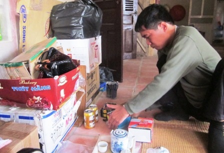 Vợ chồng cử nhân khuyết tật về quê bán hàng rong mưu sinh - 3 Anh phải lao động thêm nhiều nghề để duy trì cuộc sống của gia đình.