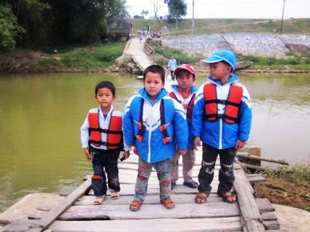 Hàng trăm học sinh “liều mình” qua cầu phao cũ nát - 4 Hàng trăm học sinh “liều mình” qua cầu phao cũ nát
