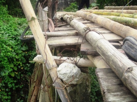 Cầu mục nát “cõng” hàng trăm lượt người mỗi ngày - 6 Những mố cầu được buộc bằng dây thép mềm đang bị bong ra, cầu có thể sập bất cứ lúc nào.