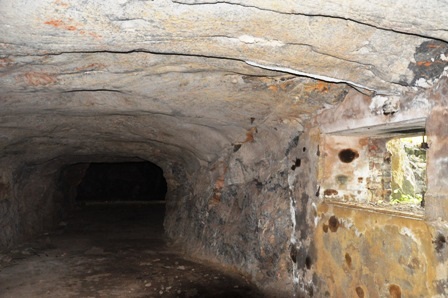 Đường hầm được đào trong chiến tranh chạy xuyên lòng núi.