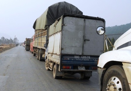 Tình trạng ùn tắc giao thông kéo dài hàng chục km, qua hai tỉnh Nghệ An, Thanh Hóa.