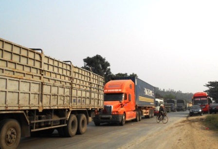 Hàng nghìn phương tiện nối đuôi nhau trên QL1A.