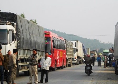 Cánh tài xế đứng đợi giữa trời rét.