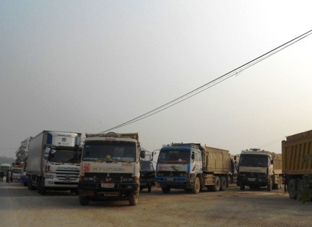 Cánh tài xế đứng đợi giữa trời rét.