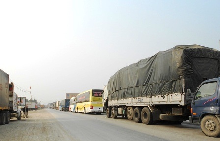 Cánh tài xế đứng đợi giữa trời rét.